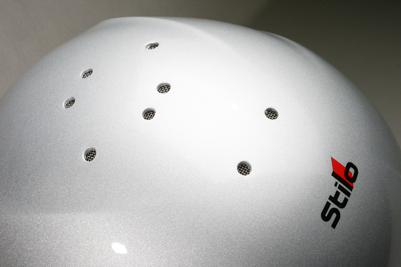 口もとのエアインテークから入った風は頭頂部のダクトへ抜けるようになっている