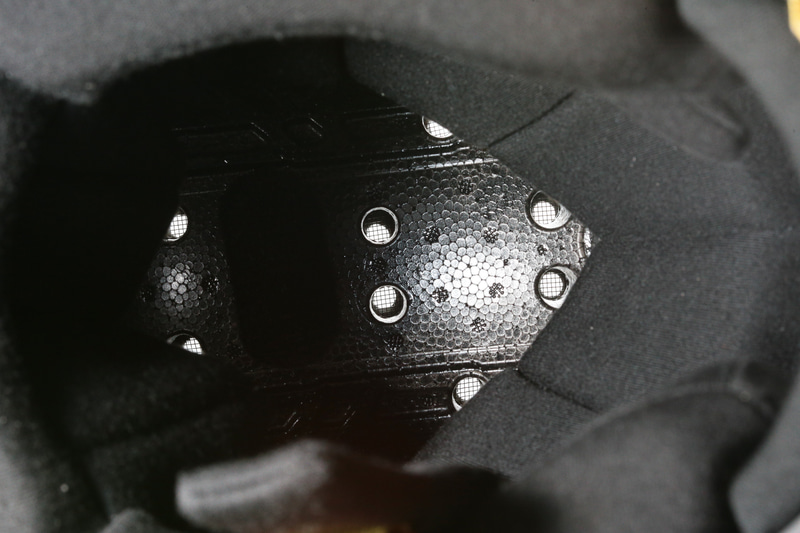 頭頂部の穴は貫通していて、ヘルメット内部の熱気を放出してくれる