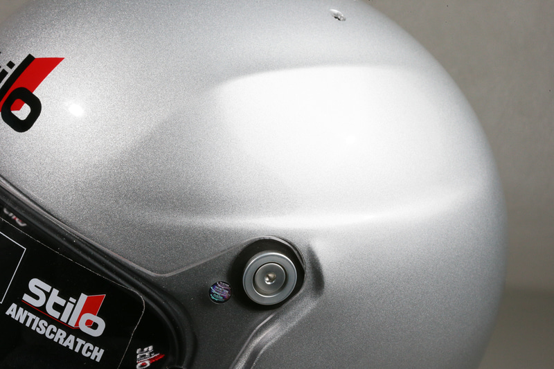 4輪ヘルメットらしいデザインは日本でも好まれるはず。帽体は写真のようなエッジが作られているので、カラーリングなしでもシャープな印象