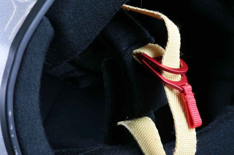 アゴひもを通すリングの形状やカラーも凝っていて、イタリア製のこだわりが感じられる