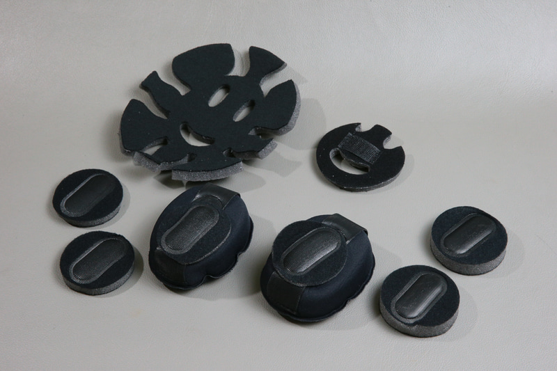 欧州人の頭の形に合わせた作りなので、購入前には取り扱い店で試着しておきたい。ただ、欧州人の頭の形は日本人と似た人も多いので、内部パッドの調整で対応できるケースが多いという。パッドは厚み違いのものが用意されている