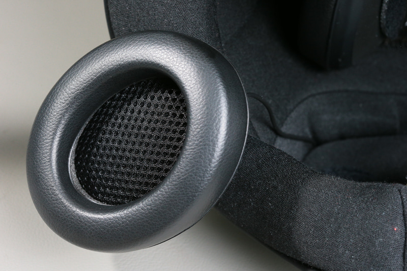 オプション設定されているイヤーマフ。ヘッドフォンのようなソフトなパットの中にスピーカーが内蔵される。これをヘルメット内のインナーと付け替える。イヤーマフの価格は2万1600円（税別）