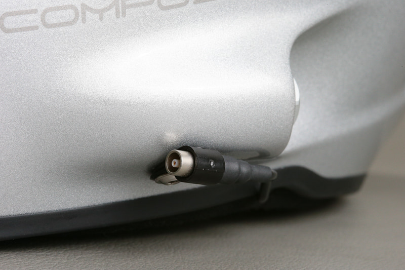 左側の頬のあたりに付く「インテグレーテッドプラグシステム」。規格モノジャックなので、使用する無線機のプラグが合わなくても変換アダプターがあれば対応できる