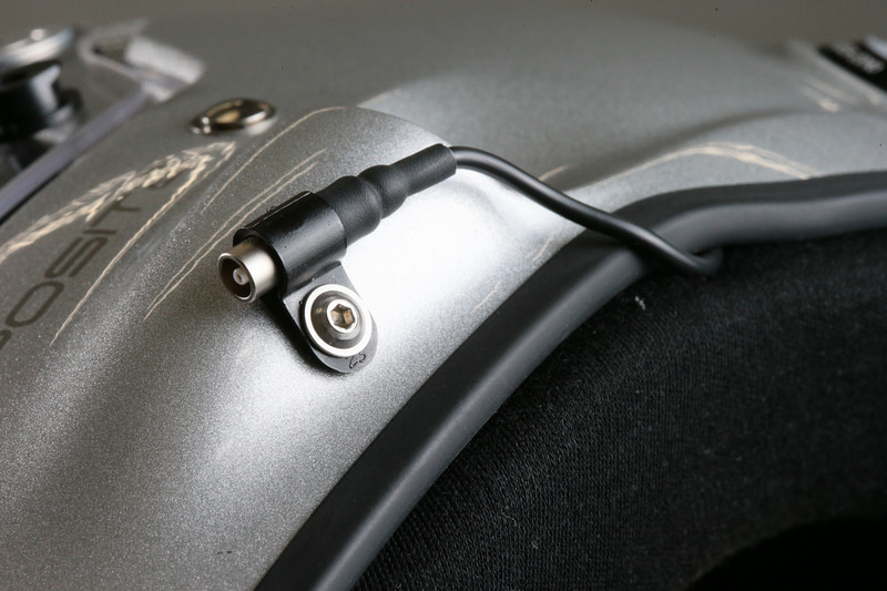 左側の頬のあたりに付く「インテグレーテッドプラグシステム」。規格モノジャックなので、使用する無線機のプラグが合わなくても変換アダプターがあれば対応できる