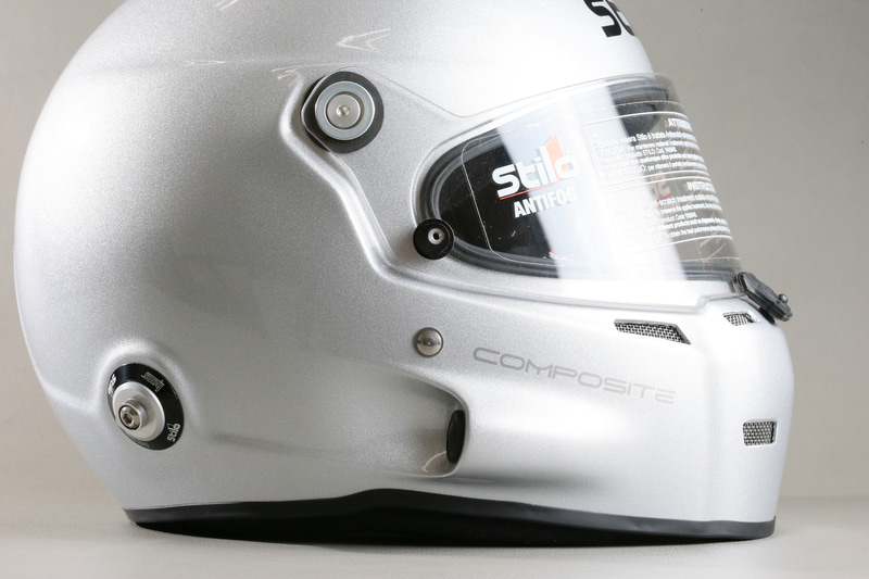 インテグレーテッドプラグシステムの反対側にもヘルメット内にケーブル類を引き込めるポートがある。なおジャックの後付けはできない