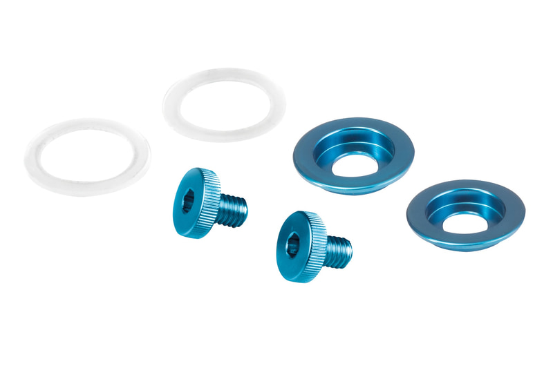 スティーロのヘルメットにはバイザーやエアロパーツ、そしてシールド固定用のカラースクリューなどオプション品も多い。とくにカーボンヘルメットは塗装せず被ることが多いので、カラースクリューやシールドで個性を出すケースも多いようだ。こうしたパーツもスティーロストアで手に入る