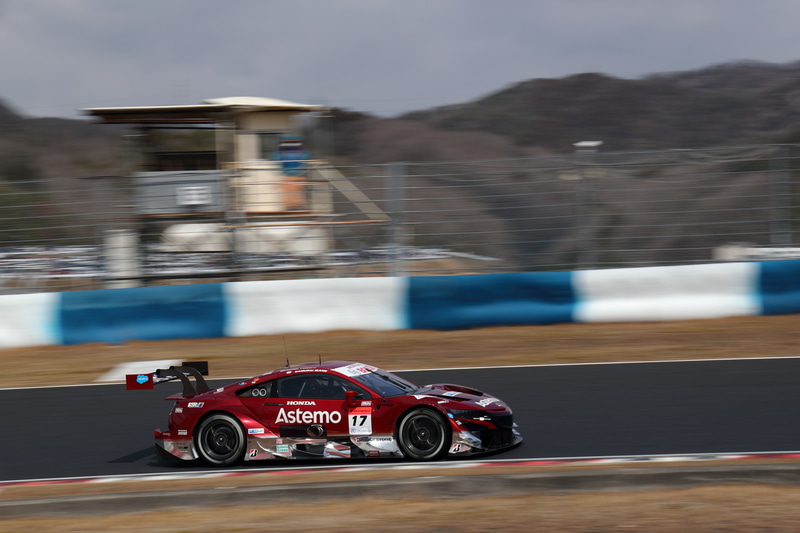 ボディ下部はシルバーカラーで引き締まったものに