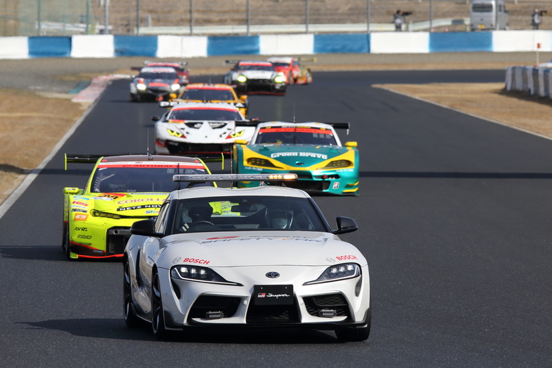 スタート練習、セーフティカーが先導してローリングスタートが始まる