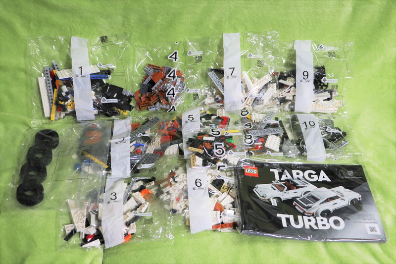 ピースは1～10まで袋に小分けされています