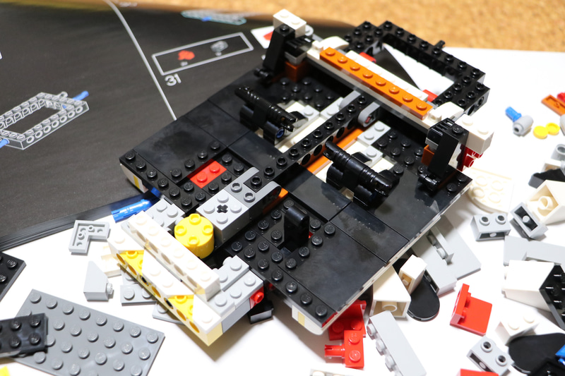 何となく運転席と助手席が付く場所だと分かります