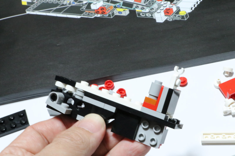 ピースを組み立てている途中は、最終的にどう組み立み上がるのかサッパリ分かりません