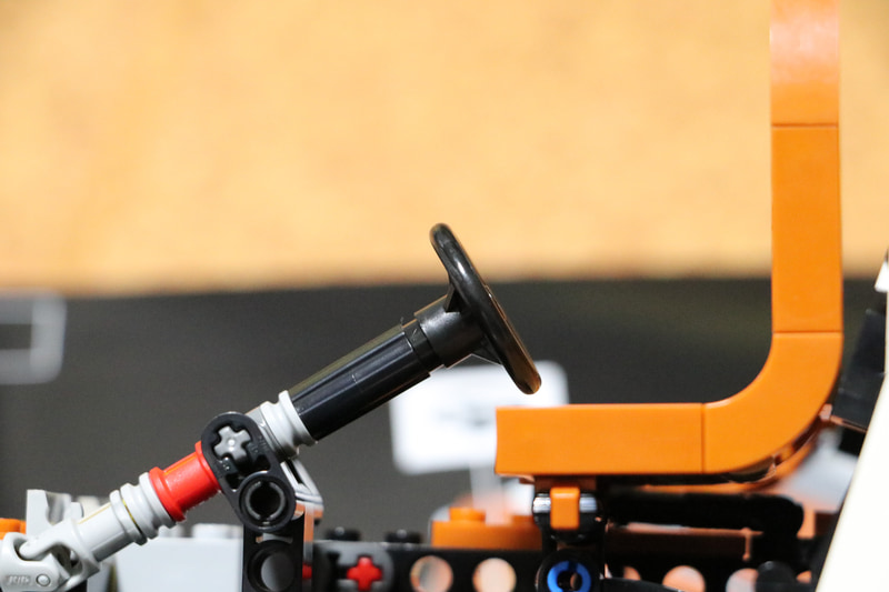 不自然に近すぎるステアリングとシート