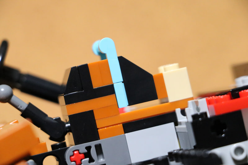 シフトレバーまわりも複雑にピースが組み合わさっています