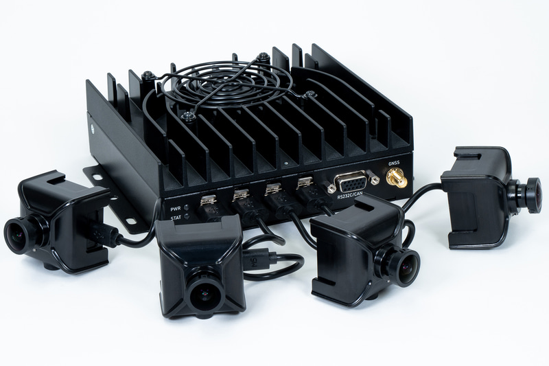 車載用エッジAIコンピュータ「エッジプラント T1」。4つのUSB接続カメラユニットは汎用の別売品