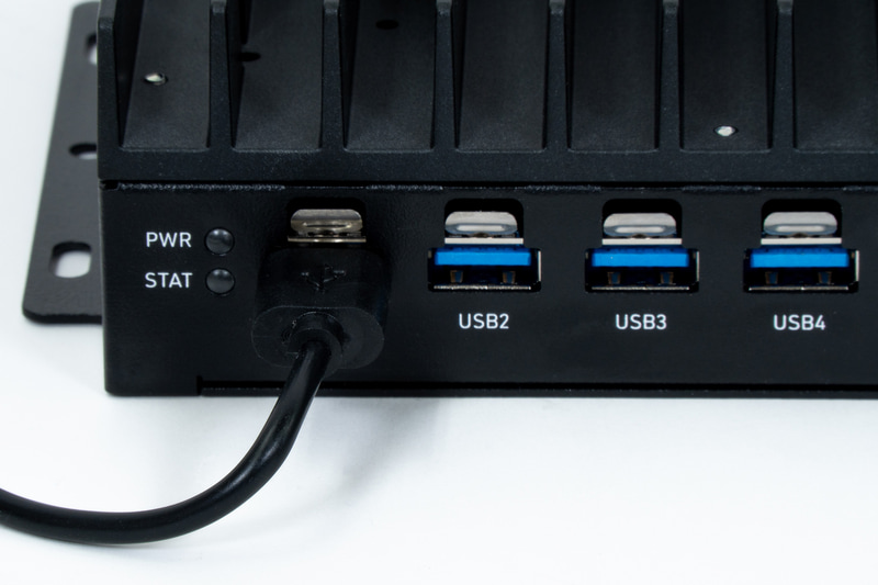 USBポートは4つ備える。抜け防止のためのツメも付いている