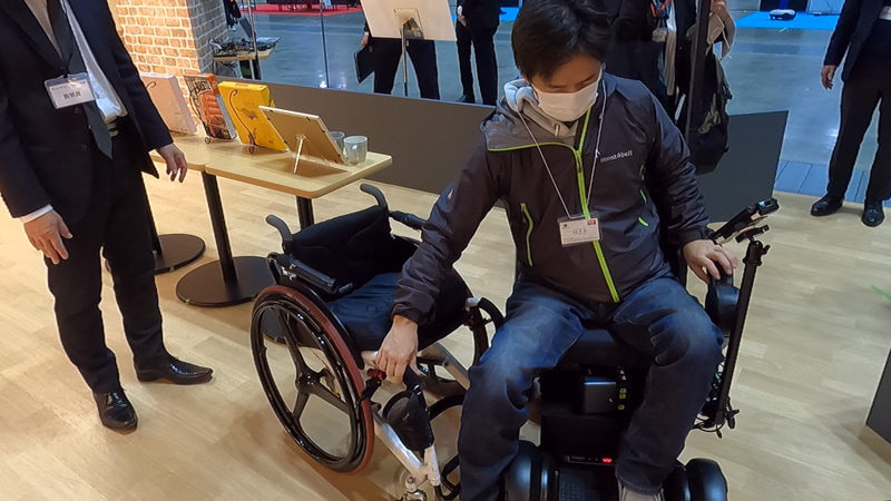 車いす歴20年の筆者が、普段使用している自走式車いすから移乗して体験