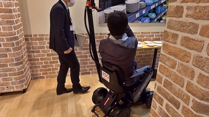 ブース内に置いてある柱なども、自動運転で危なげなくスムーズに回避