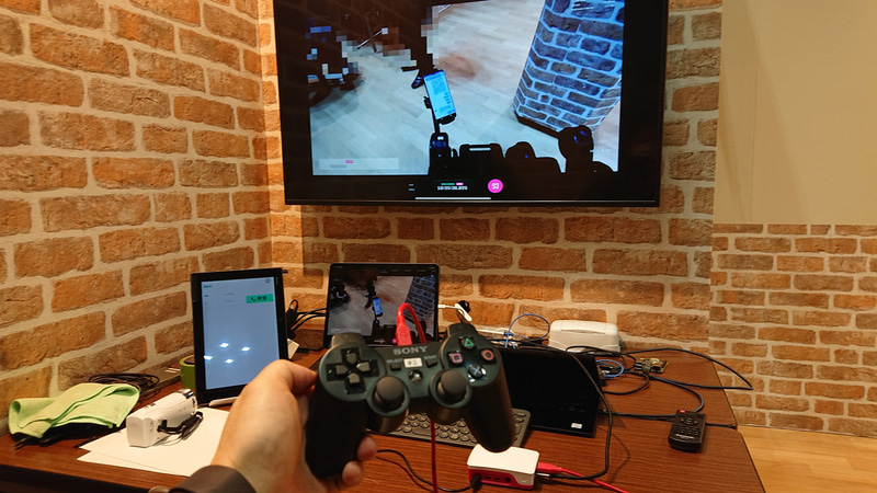 実機を見ながらの操作では全く感じないライムラグも、モニター越しだと気持ち感じる場面も