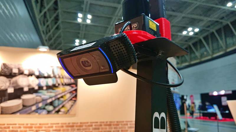 デモ機に装着されていたのは、低遅延性に優れるウェブカムと、背後を含む周囲の状確認用の360度カメラ。障害物検知用の赤外線センサーの3つ。すべて頭の上の高い位置に配置される