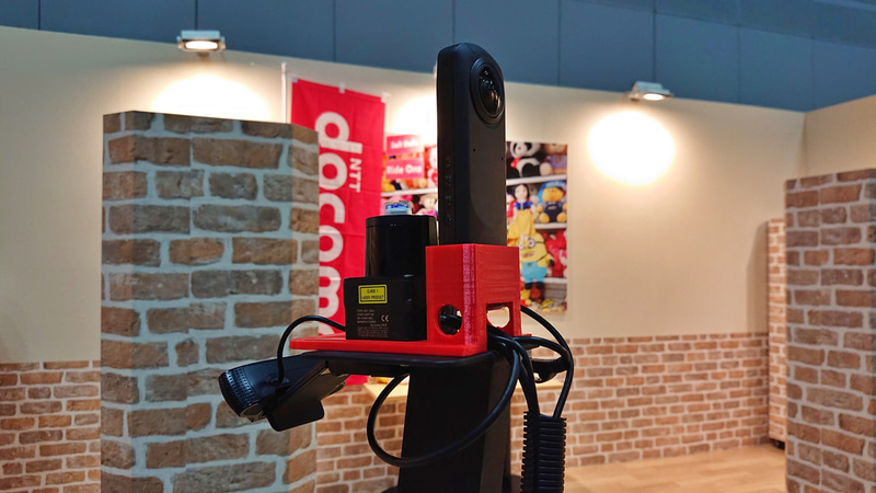 デモ機に装着されていたのは、低遅延性に優れるウェブカムと、背後を含む周囲の状確認用の360度カメラ。障害物検知用の赤外線センサーの3つ。すべて頭の上の高い位置に配置される