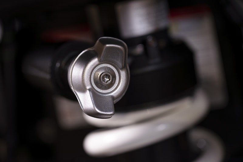 スプリング・プリロード調整用のハンド・ホイール