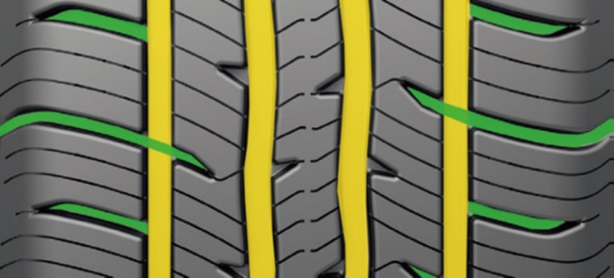 4本のストレートグルーブが雨天時の排水性を確保し、ショルダー部の横溝が非舗装路やさまざまな路面状況でもトラクション性能を発揮する