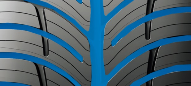 アグレッシブなV字パターンを採用。また、アメリカのレースで培った技術をフィードバックした内部構造が乗り心地とハンドリングを両立