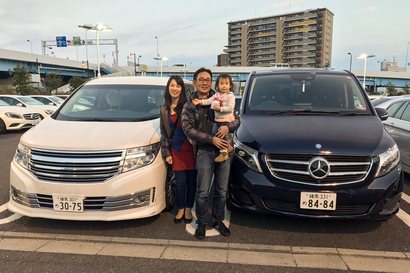 娘が生まれる4か月前から乗っていたエルグランドと引き換えに、Vクラスがやってきた日の家族写真。ボディがひとまわり大きくなり、エンジンがディーゼルになりました。軽油が安いし、高速走行の燃費も優秀なので、ディーゼルはすごく家計にありがたかったですね～