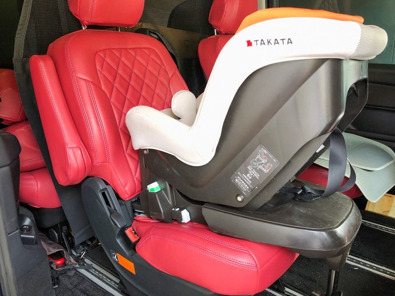 乗り換えた当初は、こんなふうに2列目シートに後ろ向きにチャイルドシートを装着していました。ISO-FIX対応で、装着もラクでしたね。シートベルトがシート一体型なので、3列目シートへ乗り込む時にもジャマにならず、そうした基本的な使い勝手はファミリー向きでしたが、ロールサンシェードや折りたたみテーブル、ドリンクホルダーなどのおもてなし装備はゼロ。このあたりが国産ミニバンとは違うところでしょうか