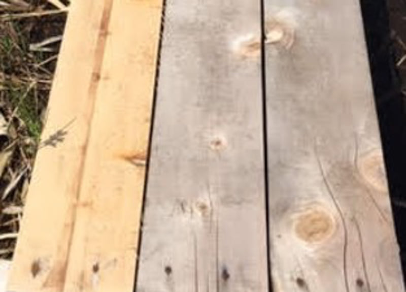 1年間屋外で使用した木材写真。左：液体ガラス加工を施したもの、中・右：無処理