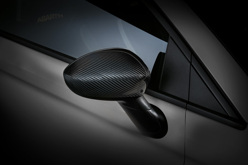 ドアミラーカバーやリップスポイラーにカーボンアクセサリーパーツを採用