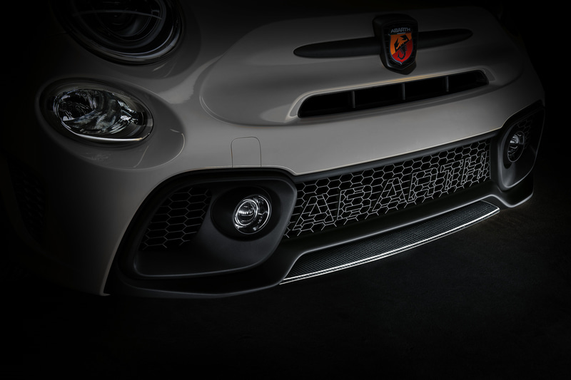 ドアミラーカバーやリップスポイラーにカーボンアクセサリーパーツを採用