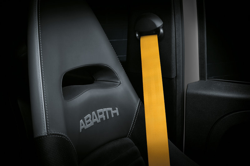 内装は専用ファブリック地のSabelt製スポーツシートやイエローシートベルトを採用