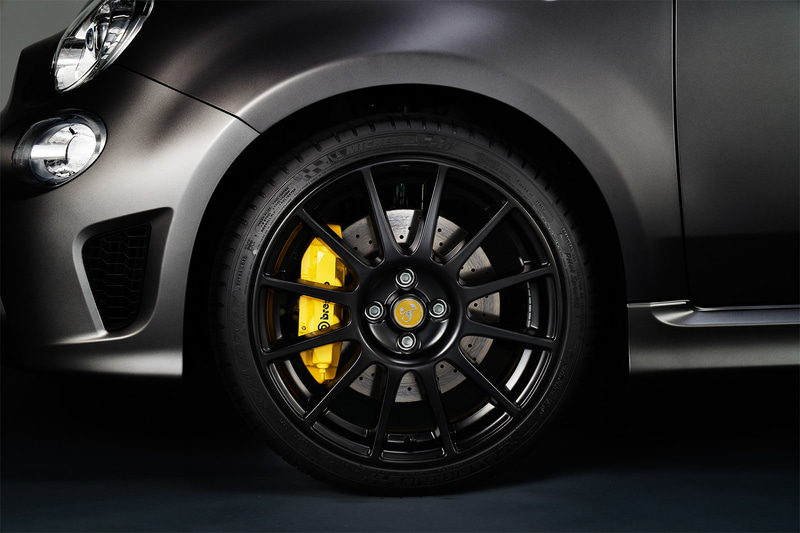 イエローのセンターハブキャップを採用する12スポークの専用17インチアルミホイールや、イエロー仕上げのブレンボ製4ポッドブレーキキャリパーを装備