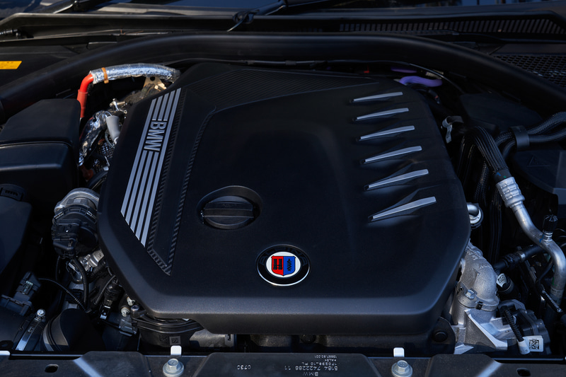 最高出力261kW（355PS）/4000-4200rpm、最大トルク730Nm（74.4kgfm）/1750-2750rpを発生する直列6気筒 3.0リッターディーゼルターボエンジンを搭載