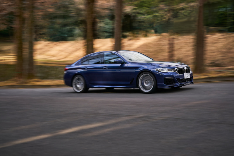 最高出力255kW（347PS）/4000-4200rpm、最大トルク730Nm（74.4kgfm）/1750-2750rpmを発生する直列6気筒 3.0リッターディーゼルビ・ターボエンジンを搭載する