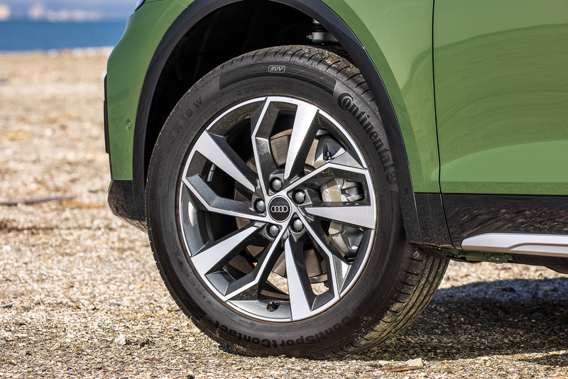 新型Q5のadvancedグレードでは、Q8が採用しているグリッド形状のグリルにマットアルミルックの力強い垂直ラインを採用。advancedにはS lineの要素を加えるplusパッケージを、また全車にAudi exclusiveによるブラックスタイリングパッケージをオプションとして用意。足下は5ダブルアームデザインの19インチアルミホイールにコンチネンタル「ContiSportContact 5」（235/55R19）をセット