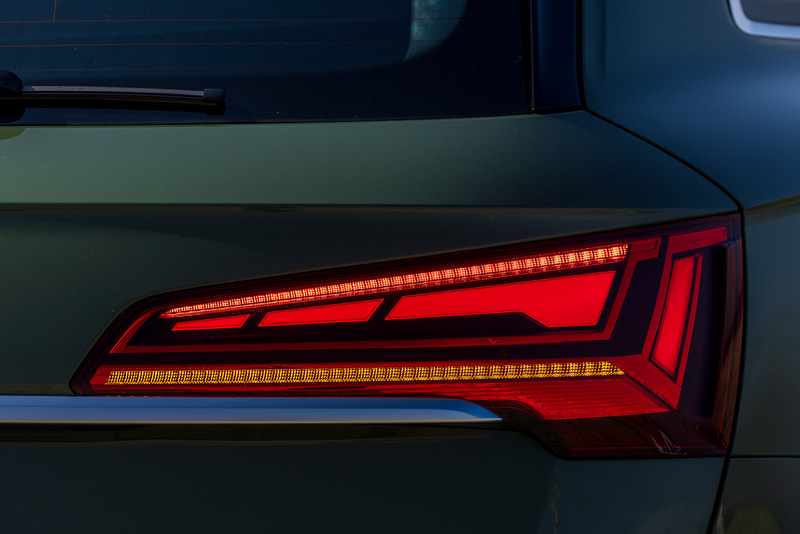 新型Q5のadvancedグレードでは、Q8が採用しているグリッド形状のグリルにマットアルミルックの力強い垂直ラインを採用。advancedにはS lineの要素を加えるplusパッケージを、また全車にAudi exclusiveによるブラックスタイリングパッケージをオプションとして用意。足下は5ダブルアームデザインの19インチアルミホイールにコンチネンタル「ContiSportContact 5」（235/55R19）をセット