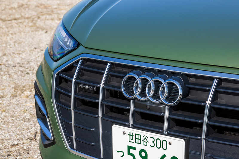 新型Q5のadvancedグレードでは、Q8が採用しているグリッド形状のグリルにマットアルミルックの力強い垂直ラインを採用。advancedにはS lineの要素を加えるplusパッケージを、また全車にAudi exclusiveによるブラックスタイリングパッケージをオプションとして用意。足下は5ダブルアームデザインの19インチアルミホイールにコンチネンタル「ContiSportContact 5」（235/55R19）をセット