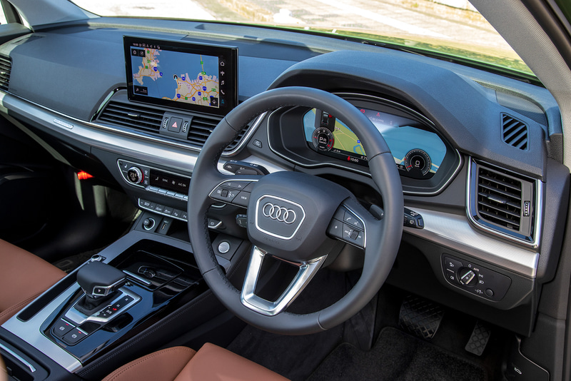 インテリアでは最新のインフォテインメントシステム「MIB3」を初採用。10.1インチにサイズアップしたセンタースクリーンはタッチパネル式となり操作性を向上させるとともに、よりシンプルでクリーンなコクピットデザインを実現。「Hey Audi」と呼びかけるだけで音声入力が開始され、自然言葉によって目的地の入力やエアコンの温度設定などを可能にしている