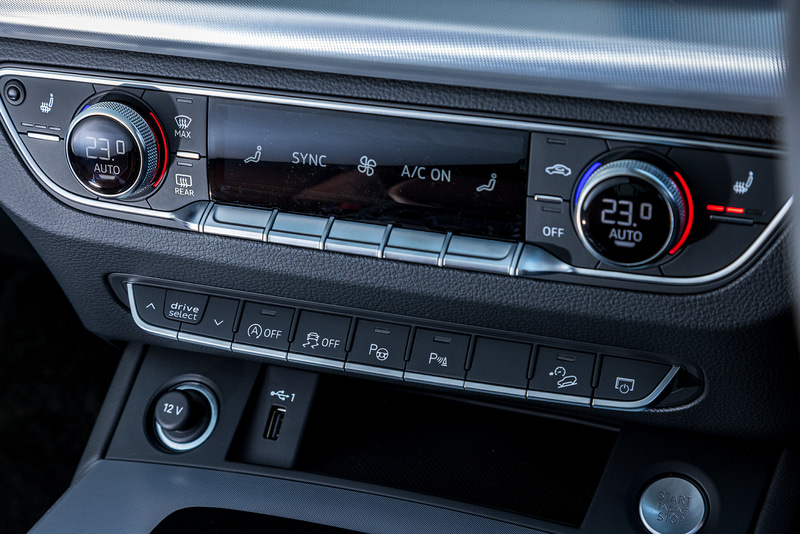 インテリアでは最新のインフォテインメントシステム「MIB3」を初採用。10.1インチにサイズアップしたセンタースクリーンはタッチパネル式となり操作性を向上させるとともに、よりシンプルでクリーンなコクピットデザインを実現。「Hey Audi」と呼びかけるだけで音声入力が開始され、自然言葉によって目的地の入力やエアコンの温度設定などを可能にしている