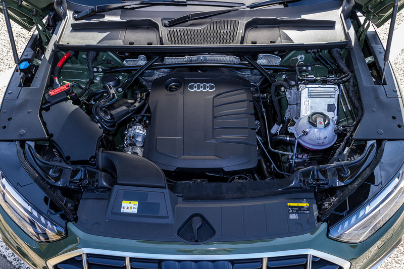 40 TDI quattroは最高出力150kW（204PS）/3800-4200rpm、最大トルク400Nm（40.8kgfm）/1750-3250rpmを発生する直列4気筒DOHC 2.0リッター直噴ディーゼルターボエンジンを搭載し、ベルト駆動式オルタネータースターター（BAS）と12Vリチウムイオンバッテリーを用いたマイルドハイブリッドシステム（MHEV）を採用。WLTCモード燃費は14.5km/L