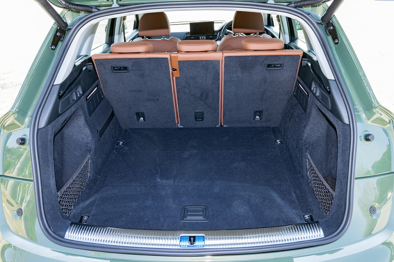 後席は40：20：40の分割可倒式で、ラゲッジスペース容量は550L。最大1550Lまで拡大することが可能になっている