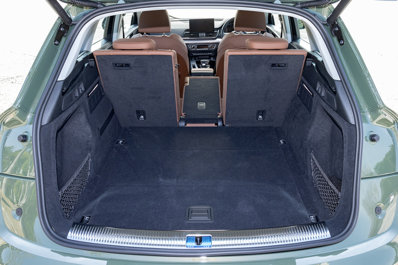 後席は40：20：40の分割可倒式で、ラゲッジスペース容量は550L。最大1550Lまで拡大することが可能になっている