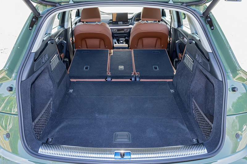 後席は40：20：40の分割可倒式で、ラゲッジスペース容量は550L。最大1550Lまで拡大することが可能になっている