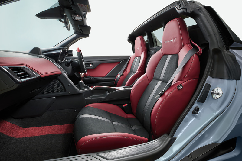 ボルドーレッド×ブラックの内装