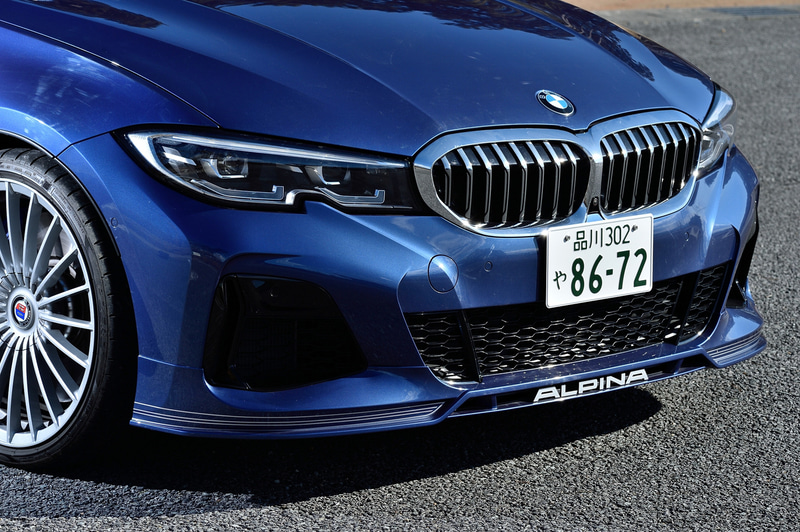 D3 Sのフロントまわりでは空気取り入れ口を最適化して冷却性能を向上させるとともに、前後の空気力学によってリフトアップを最小限に抑え、優れた高速安定性を実現。足下は20スポークデザインのALPINA CLASSIC 20インチ鍛造ホイールにピレリ「P ZERO」（フロント255/30ZR20、リア265/30ZR20）をセット