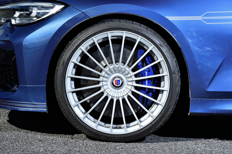 D3 Sのフロントまわりでは空気取り入れ口を最適化して冷却性能を向上させるとともに、前後の空気力学によってリフトアップを最小限に抑え、優れた高速安定性を実現。足下は20スポークデザインのALPINA CLASSIC 20インチ鍛造ホイールにピレリ「P ZERO」（フロント255/30ZR20、リア265/30ZR20）をセット