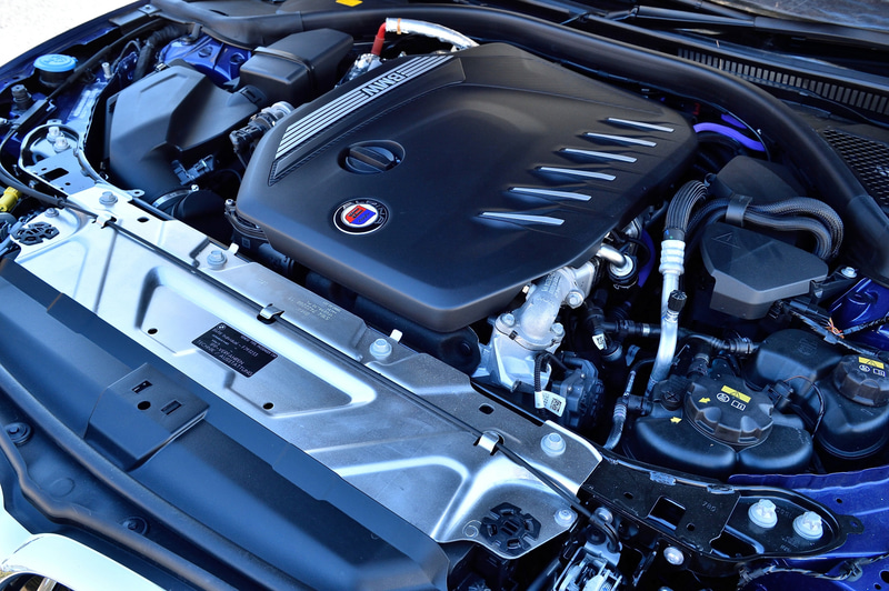 D3 Sは2つのターボチャージャーを備えた直列6気筒3.0リッターディーゼルターボエンジンで、最高出力261kW（355PS）/4000-4200rpm、最大トルク730Nm/1750-2750rpmを発生。これにマイルドハイブリッドテクノロジーを組み合わせる。0-100km/h加速は4.6秒、巡行最高速度は273km/h