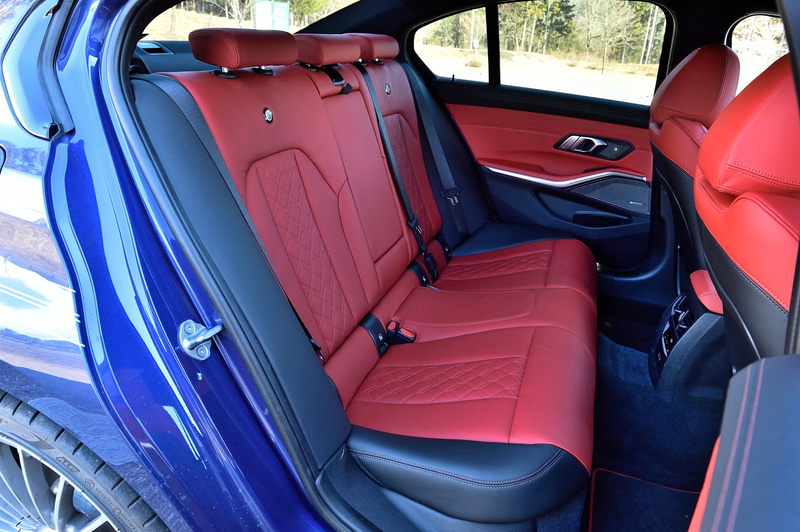 D3 Sのインテリア。BMWライブコクピットコネクテッドドライブパッケージのナビゲーション、インフォテインメントシステムをはじめ、BMWドライバー支援システムのアクティブガードプラスとパーキングアシスタントを標準装備する